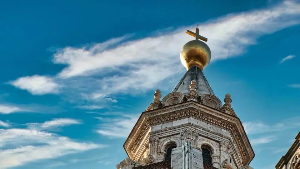 Igreja anglicana e ao fundo o céu azul