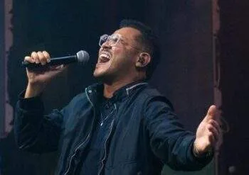 Vítor Santana cantor gospel